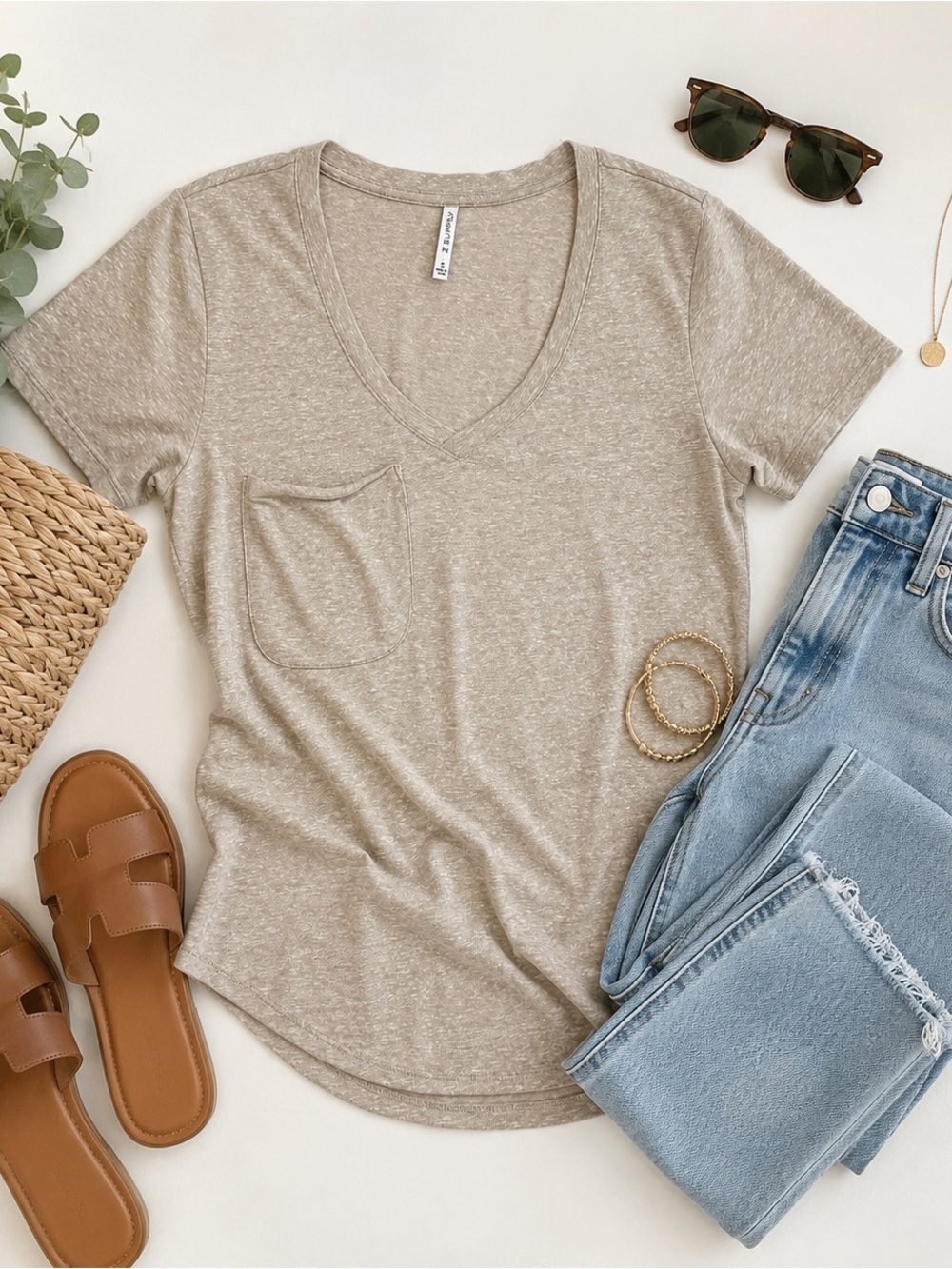 Women’s Pocket V-Neck Tee in Heather Taupe